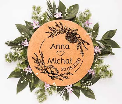 Pieczątka do ozdabiania zaproszeń ślubnych i pozostałej papeterii ślubnej z imionami pary młodej, datą ślubu i kwiatami peonii