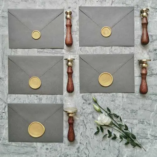 Pięć kopert z odbiciami lakowymi różnych rozmiarów