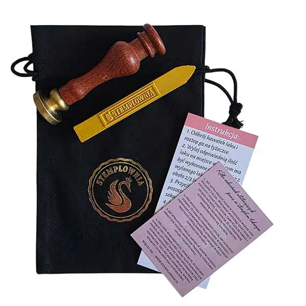 Zestaw pieczęci lakowej w czarnym woreczku z logo Stemplowni, stempel z drewnianym trzonkiem, lak w kolorze złotego piasku oraz instrukcja wykonania odbicia