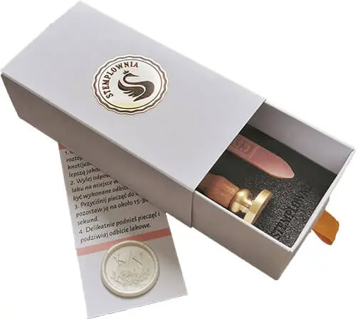 pudełko firmowe ze stemplem lakowym