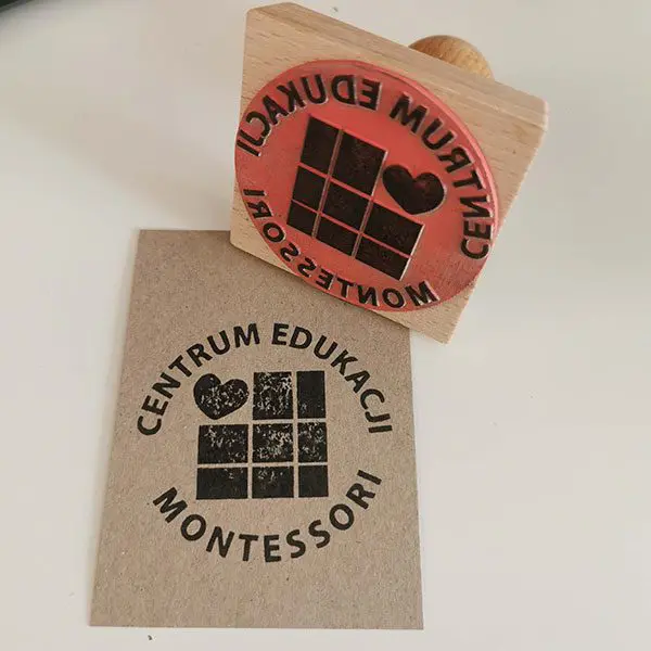 logo na pieczątce okrągłej