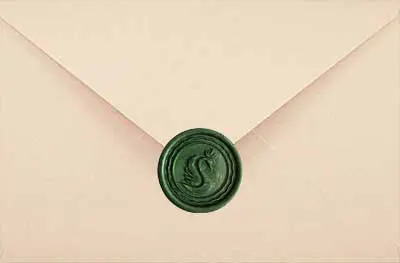 Ciemny zielony perłowy lak na beżowej kopercie - elegancja i subtelność