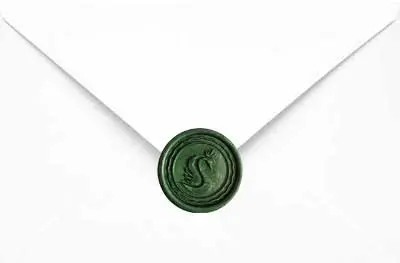 Ciemny zielony perłowy lak na białej kopercie - elegancja w każdym szczególe