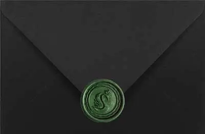 Ciemny zielony perłowy lak na czarnej kopercie - wyrafinowany kontrast i elegancja