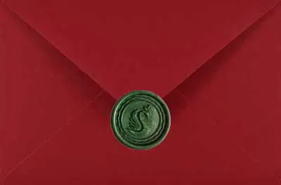 Ciemny zielony perłowy lak na czerwonej kopercie - zmysłowy kontrast i wyrazistość