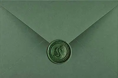 Ciemny zielony perłowy lak na zielonej kopercie - harmonia natury i wyjątkowość