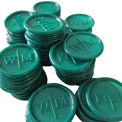 Zielony butelkowy lak do pieczęci z monogramem WM - personalizuj swoje dokumenty z elegancją i wyrafinowaniem