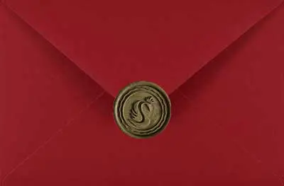 Oliwkowy matowy lak do pieczęci na czerwonej papierowej kopercie - połączenie elegancji i intensywności