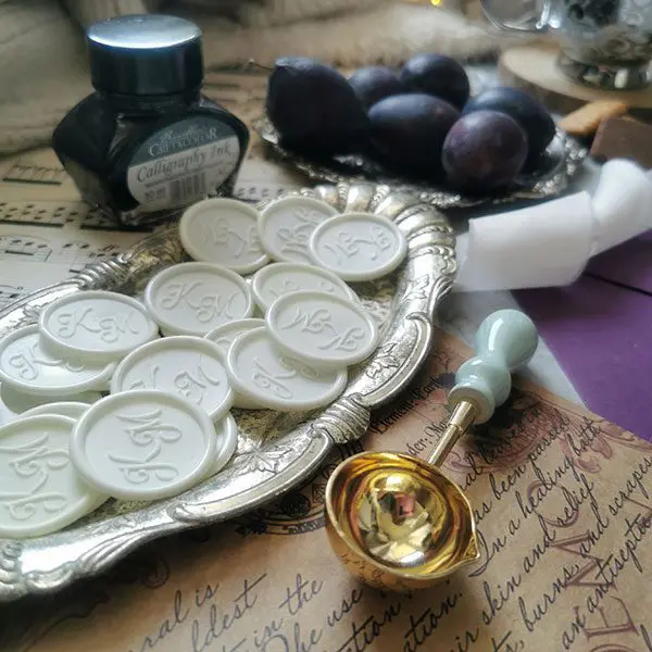 Odbicia lakowe z monogramem 