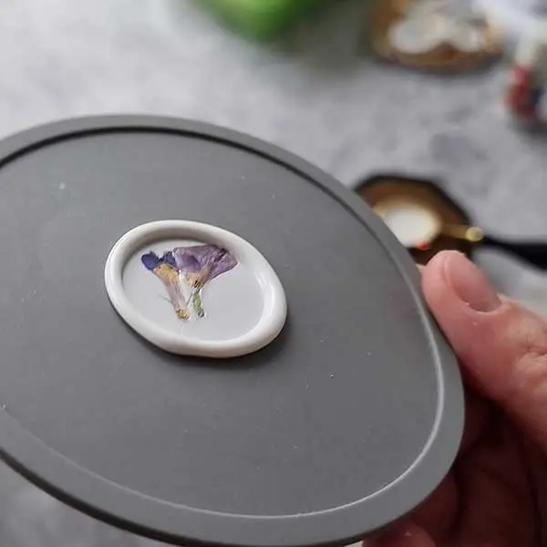 odbicia-lakowe-z-kwiatami-fioletowe