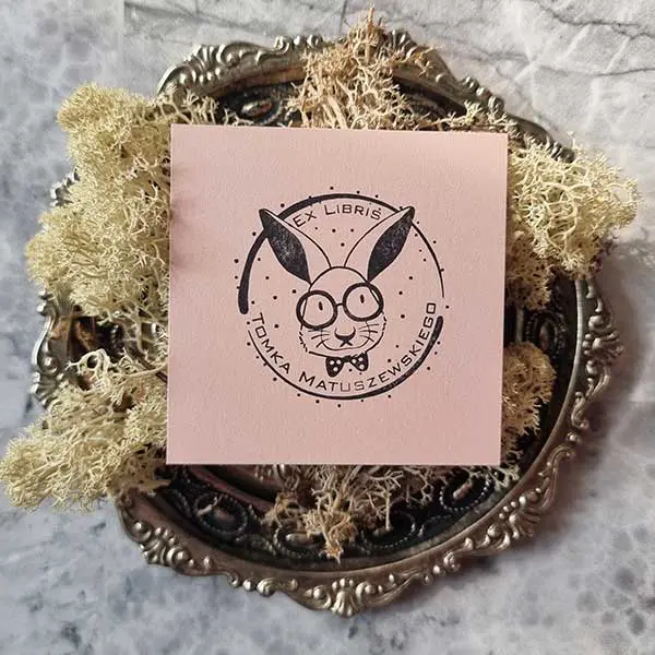 Pieczątka ex libris Królik w okularach