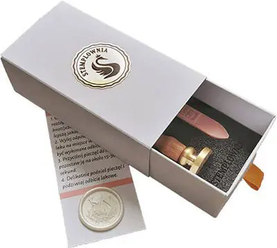 pudełko-firmowe-ze-stemplem-lakowym-