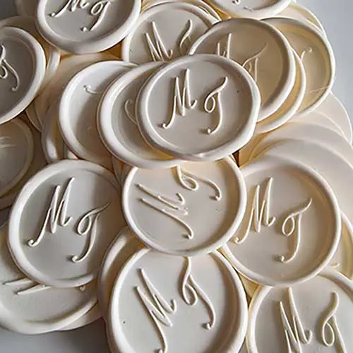 realizacja-laków-w-kolorze-ecru-monogram-MT a Odbicia lakowe z monogramem MJ - eleganckie i indywidualne.