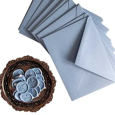 Elegancki szaroniebieski lak do pieczęci z wzorem lilijki, idealny do ozdabiania niebieskich kopert - dodaj wyrafinowanego charakteru Twoim wysyłanym przesyłkom.