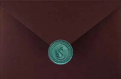Zielony metaliczny lak na bordowej kopercie - połączenie elegancji i efektownego blasku.