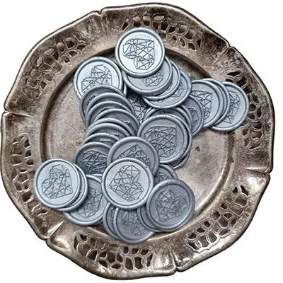 Niebieski stalowy lak do pieczęci z geometrycznym wzorem serca. Podkreśl swoje dokumenty eleganckim stylem. Przykuwaj uwagę i dodaj wyjątkowy akcent.