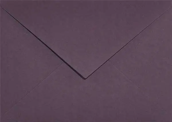 Fioletowa koperta do zaproszeń ślubnych C6 Keaykolour Prune o gramaturze 120g.