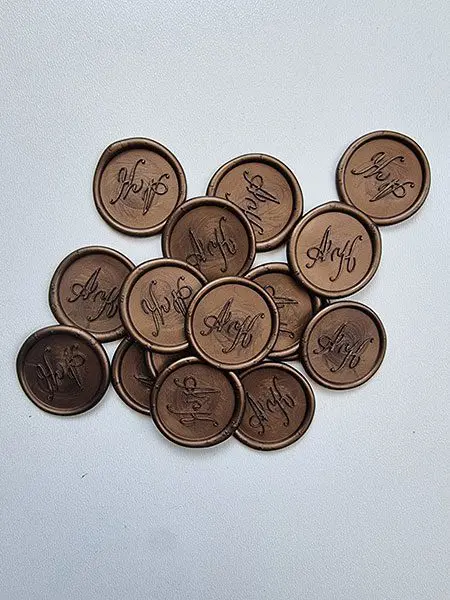 odbicia-lakowe-promocja---monogram-AK---antyczny-brąz---16szt-wygląd-odbić