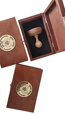 Drewniane pudełko na pieczątki - personalizowany grawerunek dodaje indywidualnego charakteru.