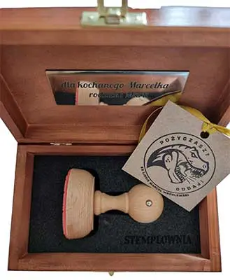 Drewniane pudełko na pieczątkę ex libris - eleganckie i spersonalizowane rozwiązanie do przechowywania ulubionych pieczątek.