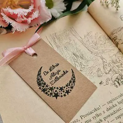 "Unikalne personalizowane pieczątki ex libris z uroczym wzorem gwiazd - dodaj wyjątkowy akcent do swojej kolekcji książek
