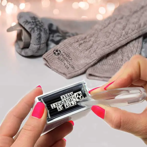 Pieczątka do odzieży - mocowanie liter.