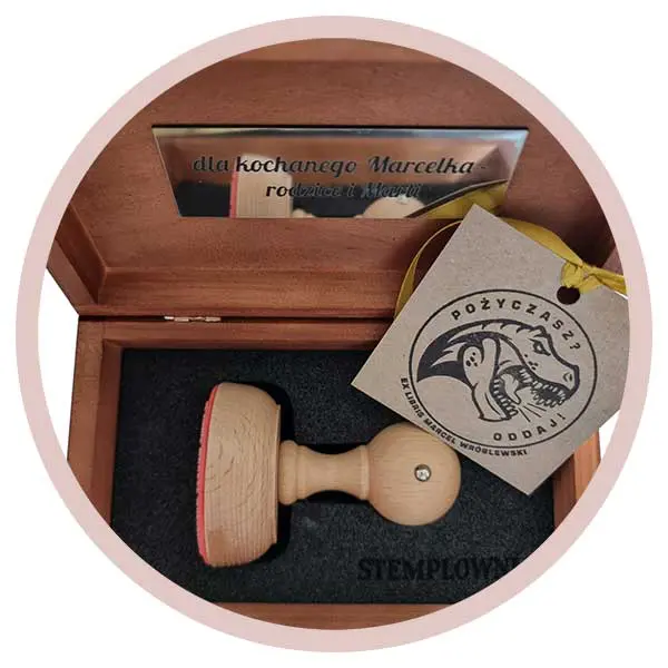 Drewniane pudełko na pieczątkę ex libris - eleganckie i spersonalizowane rozwiązanie do przechowywania ulubionych pieczątek.
