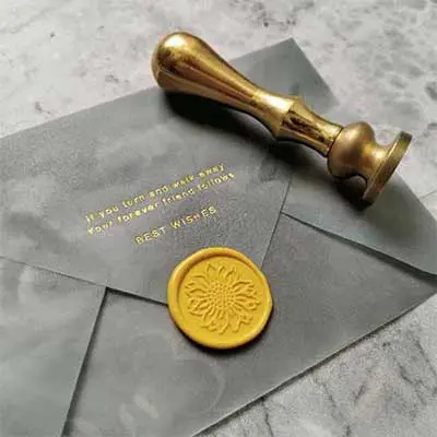 Stempel do laku - Twoja pieczęć do lakowania kopert z gotowym wzorem. Dodaj wyjątkowy detal i elegancję swoim kopertom dzięki gotowemu wzorowi tej pieczęci do laku. Stwórz profesjonalne i stylowe odbicia lakowe, które ozdobią Twoje koperty w sposób oryginalny i efektowny