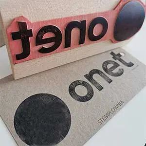 pieczątka firmowa z logo wykonana przez stemplownia dla onet