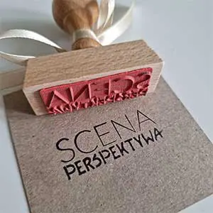 pieczątka firmowa z logo wykonana przez stemplownia dla scena perspektywa