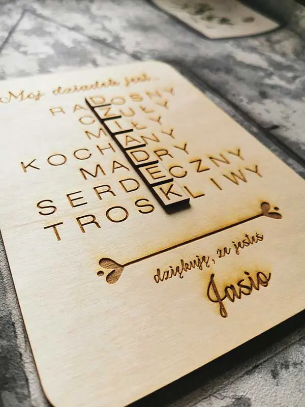 Scrabbleowe kafelki układające się w serdeczne "DZIADEK". Przekaz szacunku i miłości w wyjątkowy sposób. Doskonały podarunek dla naszego wyjątkowego dziadka!" Prezent dla dziadka 