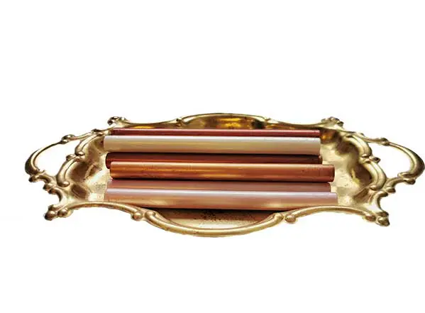 Elegancki szaroniebieski lak do pieczęci z wzorem lilijki, idealny do ozdabiania niebieskich kopert - dodaj wyrafinowanego charakteru Twoim wysyłanym przesyłkom.