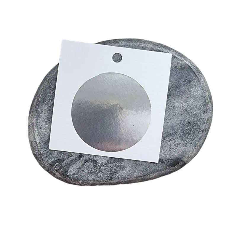 Elegancka naklejka do suchego stempla w intensywnym srebrnym błyszczącym kolorze z gładkim brzegiem