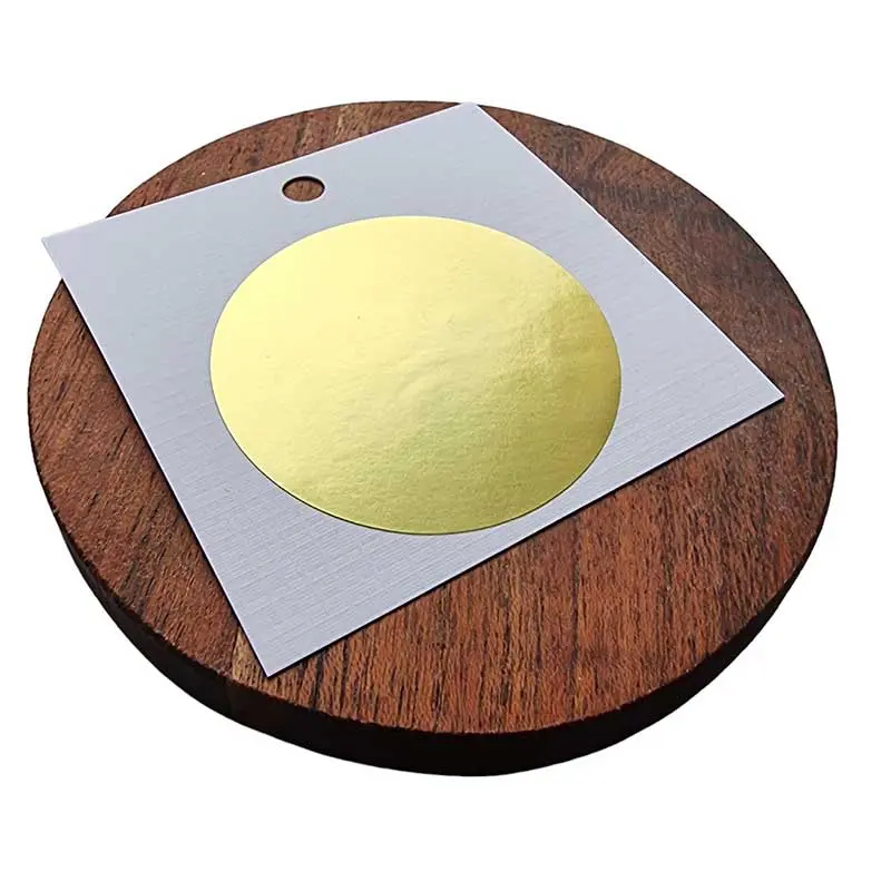 Odbicie światła na złotej błyszczącej naklejce do suchego stempla