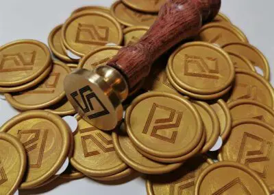 odbicia-lakowe-z-logo-przykład