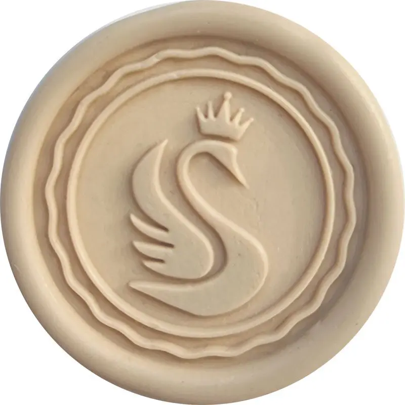 lak elastyczny do pistoletu na klej. Idealny do pieczeci lakowych. Kolor bezowy