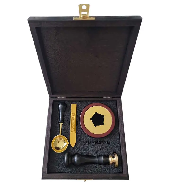 pudełko-firmowe-ze-stemplem-lakowym-