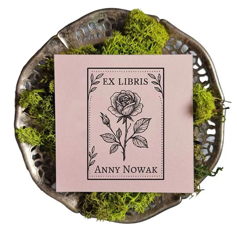 Pieczątka ex libris z różą i imieniem i nazwiskiem, w ozdobnej ramce