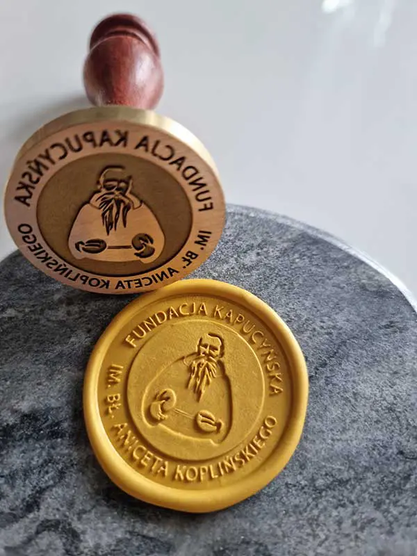 Sempel-do-laku-okrągły-fundacja-kapucyńska Stempel do laku - Twoja pieczęć do laku ze wzorami zaprojektowanymi przez artystów kaligrafii. Dodaj wyjątkowy styl i elegancję swoim projektom za pomocą tych unikalnych wzorów stworzonych przez utalentowanych artystów kaligrafii