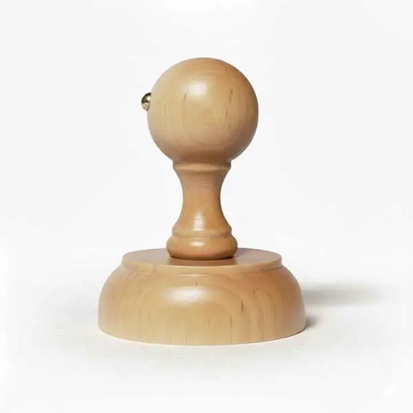 Drewniana pieczątka okrągła 70 mm z widocznym mosiężnym znacznikiem na bukowym gryfie.