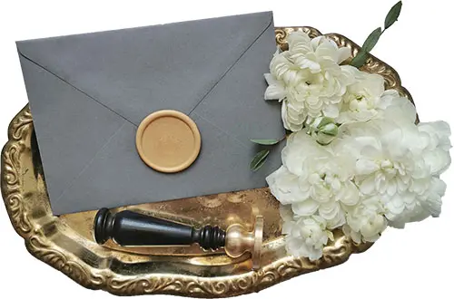 Miniatura stempla do laku okrągłego 35 mm, największy rozmiar, odbicie na szarej kopercie, na złotej tacy z białą hortensją, luksusowy stempel.