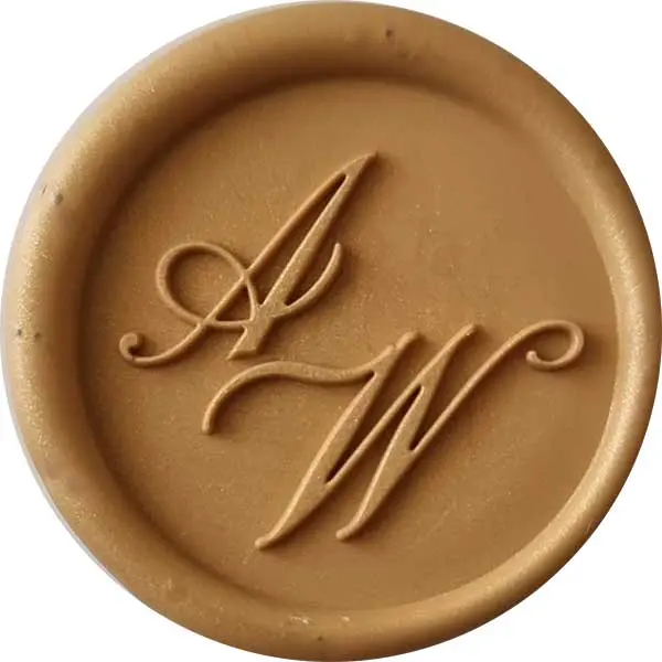 : Minimalistyczna pieczęć do laku z personalizowanym monogramem bez obramowania, umieszczona na tle eleganckiej papeterii ślubnej.