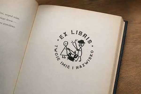 Okrągły drewniany stempel ex libris 50 mm z napisem Twoje Imię i Nazwisko oraz grafiką Fundacji Cancer Fighters.