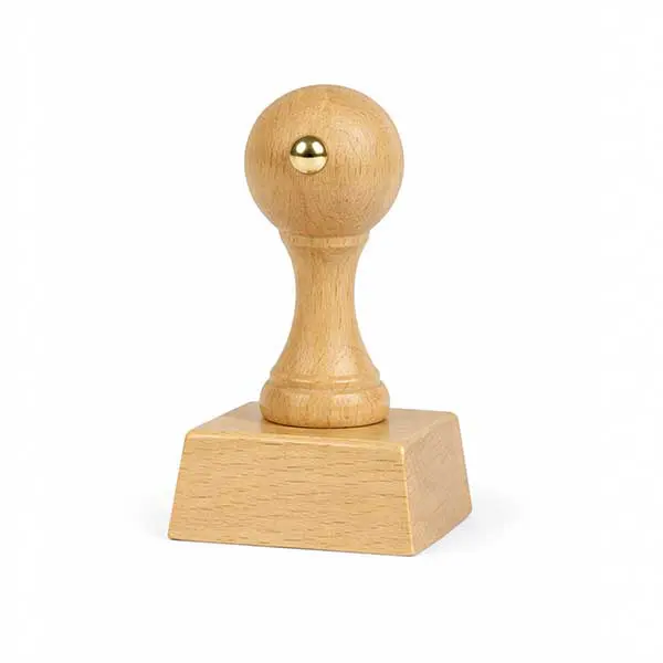 Średnia drewniana pieczątka kwadratowa 50x50 mm z mosiężnym znacznikiem na bukowym gryfie.