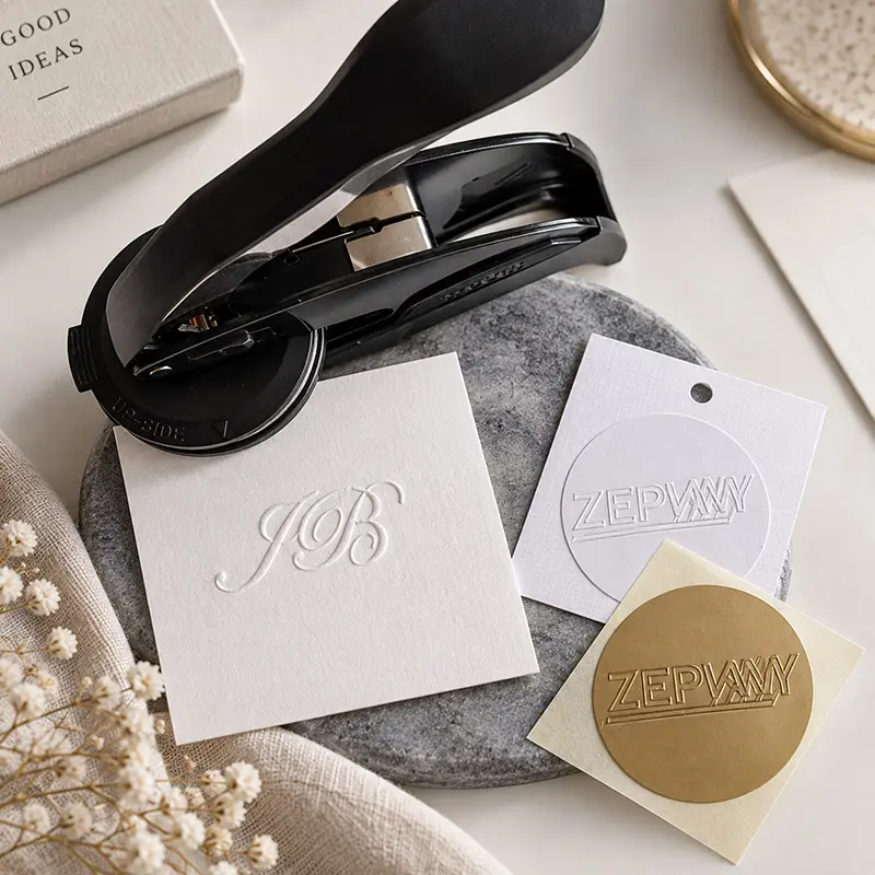 suchy-stempel-kategoria Personalizowany suchy stempel do trójwymiarowego tłoczenia monogramów i logo w papierze oraz naklejkach premium