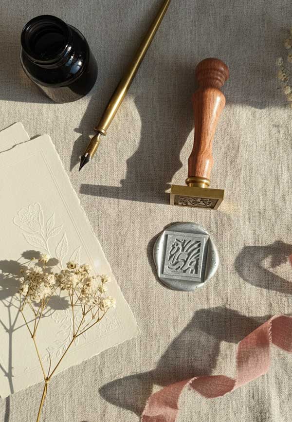 Personalizowany stempel do laku kwadratowy, odbicie lakowe z inicjałem, mosiężna pieczęć, nowoczesny kształt.