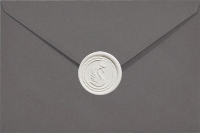 Białe matowe odbicie laku na szarej kopercie papierowej - minimalizm i nowoczesność