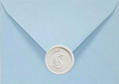 Białe matowe odbicie lakowe na niebieskiej kopercie papierowej - elegancja i spokój