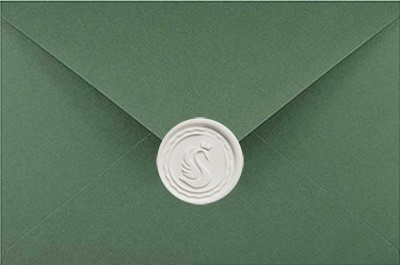Białe matowe odbicie lakowe na zielonej kopercie - świeżość i elegancja