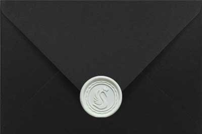 Biały lak na czarnej kopercie papierowej - elegancja i wyrafinowanie